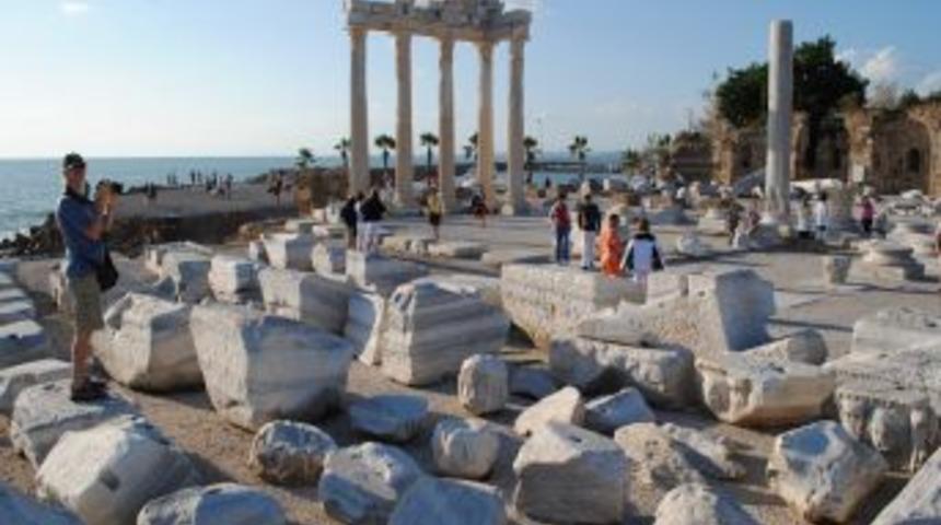 G&uuml;neş y&uuml;z&uuml;n&uuml; g&ouml;sterdi, turist antik kentlere tura &ccedil;ıktı