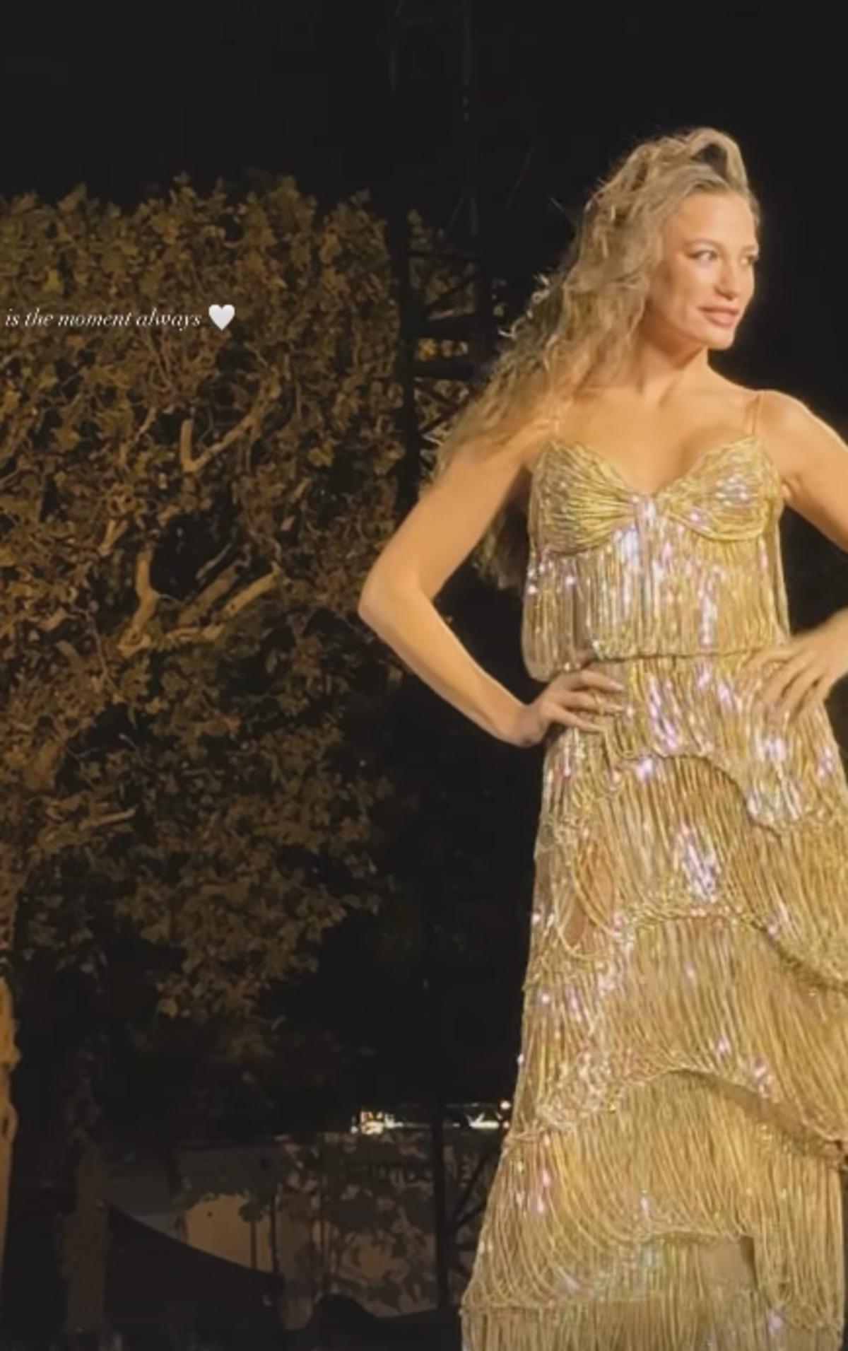 Serenay Sarıkaya podyumda şov yaptı! Püsküllü elbisesiyle bakana bir daha baktırdı! Bambaşka bir seviye 1