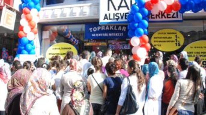 Alışveriş merkezinde indirim izdihamı