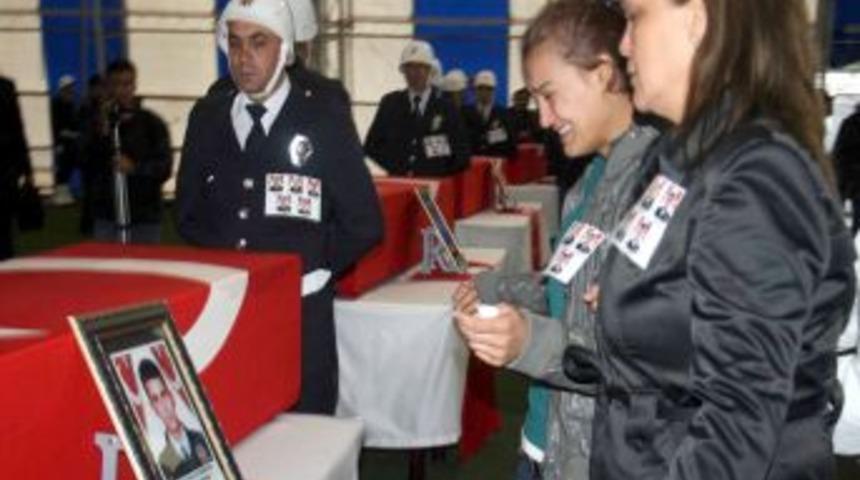 Bitlis şehitlerini K&uuml;rt&ccedil;e ağıtlarla uğurladı
