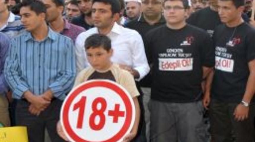 Antalya'da bira festivalini ayran dağıtılarak protesto edildi