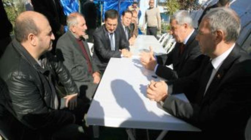 Vali ve belediye başkanı, şehit babasının acısını paylaştı