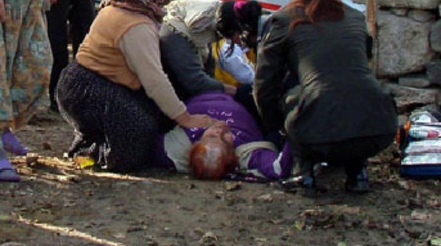 Şehit annesi binbaşıya sarılıp bayıldı