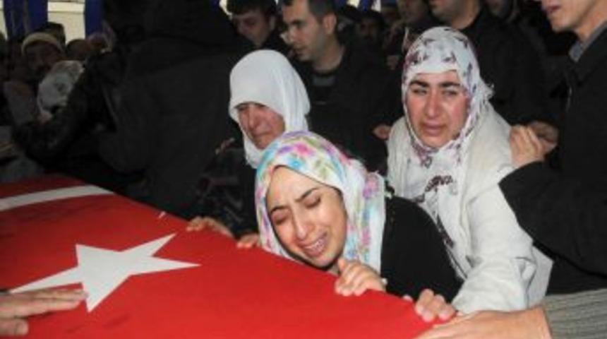 Bitlis şehitlerini K&uuml;rt&ccedil;e ağıtlarla uğurladı