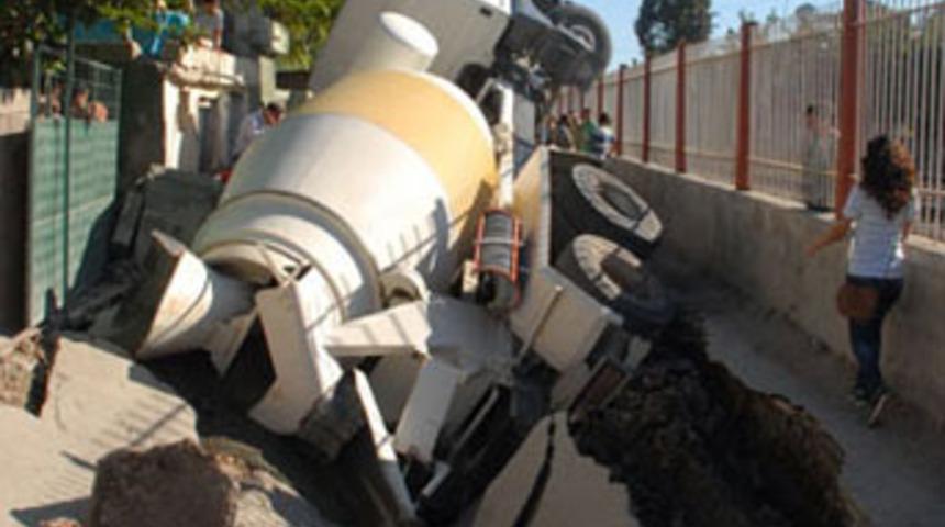 Kamyon yola &ccedil;akıldı!