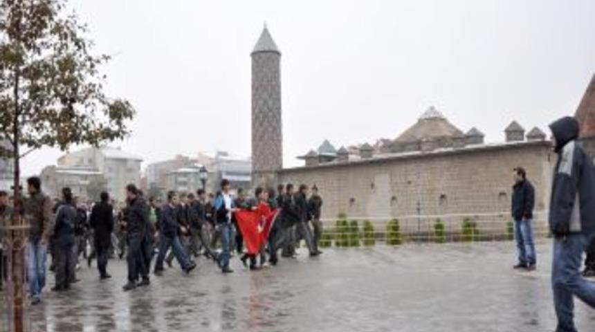 Erzurumlu gen&ccedil;ler, şehitleri duayla andı