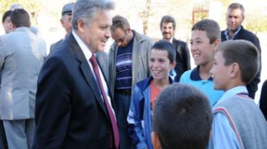 Vali Kahraman, Boyalıtepe k&ouml;y&uuml;n&uuml; ziyaret etti