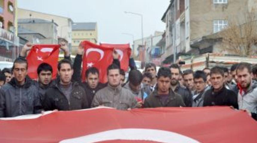 Ardahan'da &uuml;niversite &ouml;ğrencileri, ter&ouml;r saldırısını lanetledi