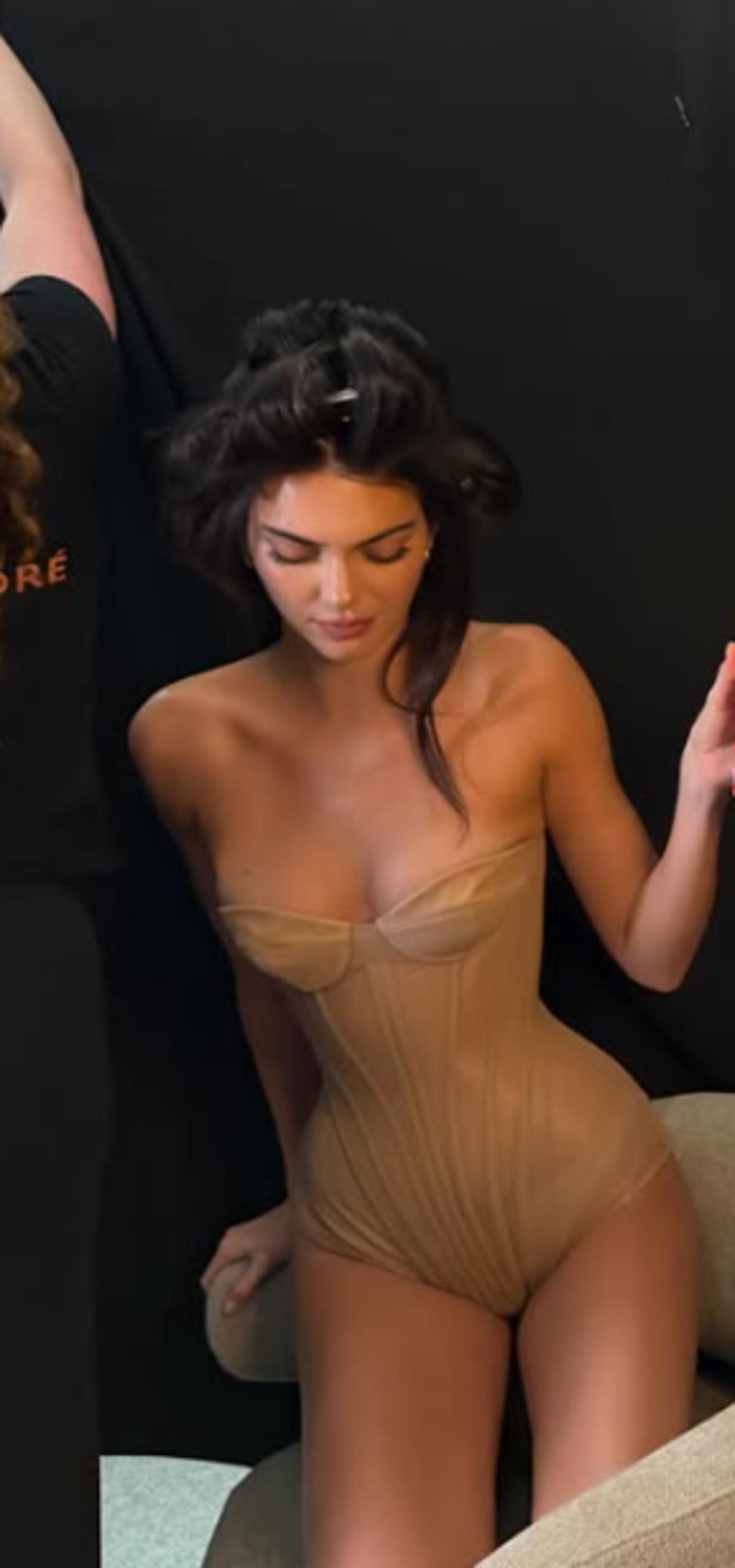 Kendall Jenner transparan seçimiyle podyuma damga vurdu! Giyinmeden hemen önce paylaştı 2