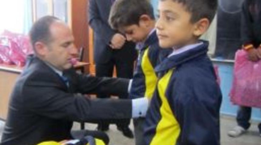 Babaları adına yaptırdıkları okulda &ouml;ğrencilere eşofman dağıttılar