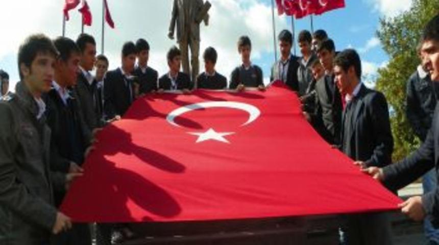 &Ouml;ğrenciler ter&ouml;r&uuml; protesto etti