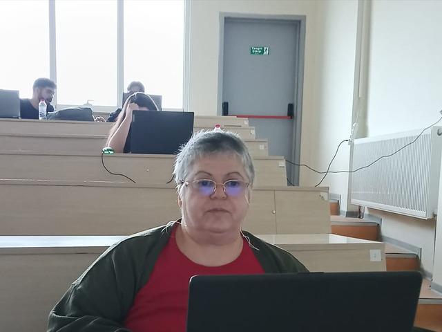 Kanserle m&uuml;cadele ederken &uuml;niversite hayalini ger&ccedil;ekleştirdi! 56 yaşında en yaşlı stajyer oldu
