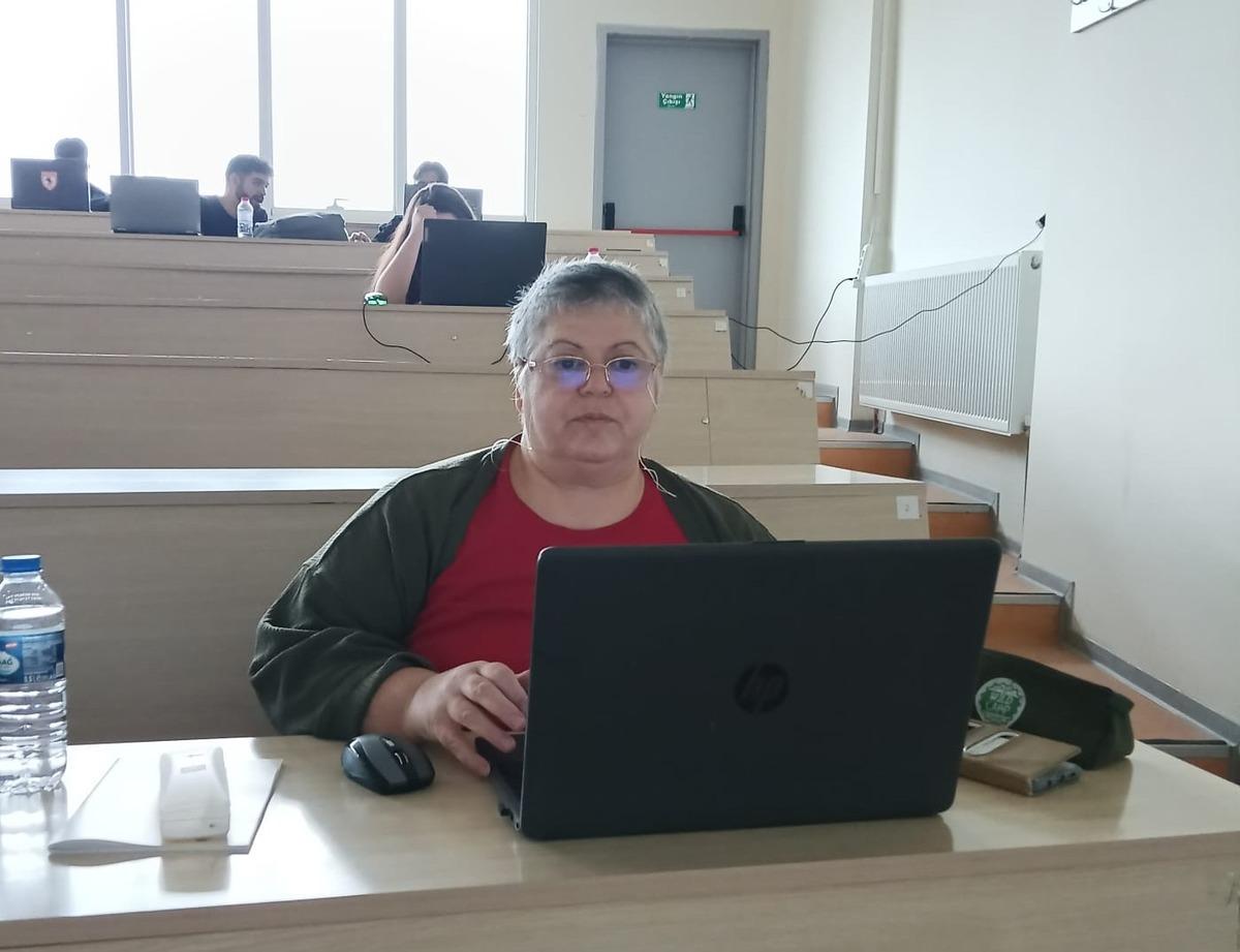 Kanserle mücadele ederken üniversite hayalini gerçekleştirdi! 56 yaşında en yaşlı stajyer oldu 2