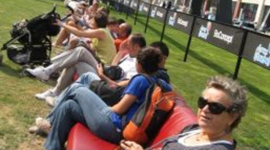 D&uuml;nyanın en uzun kanepesinde keyif yaptılar