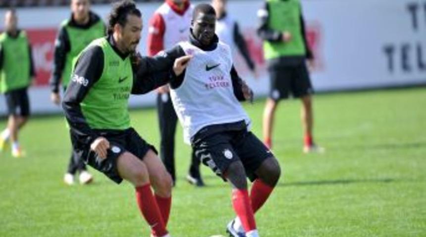 Galatasaray'da MP Antalyaspor ma&ccedil;ı hazırlıkları s&uuml;r&uuml;yor