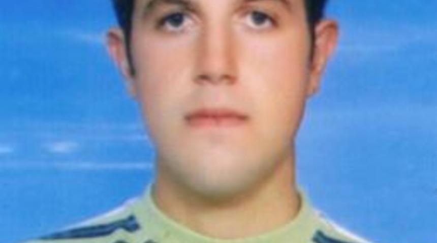 Feke şehidine ağlıyor