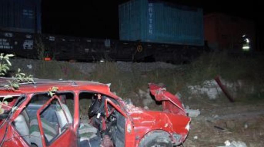 Hemzemin ge&ccedil;itte arızalanan otomobile tren &ccedil;arptı: 1 &ouml;l&uuml;, 1 yaralı