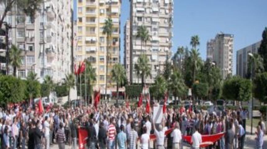 CHP şehitler i&ccedil;in saygı duruşunda bulundu