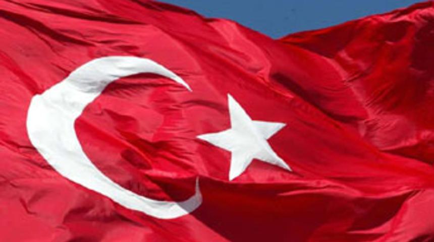 T&uuml;rk bayrağına &ccedil;irkin saldırı