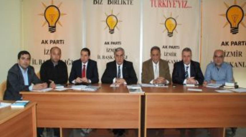 AK Parti İzmir İl Başkanı Akay 30 ilçe başkanıyla biraraya geldi