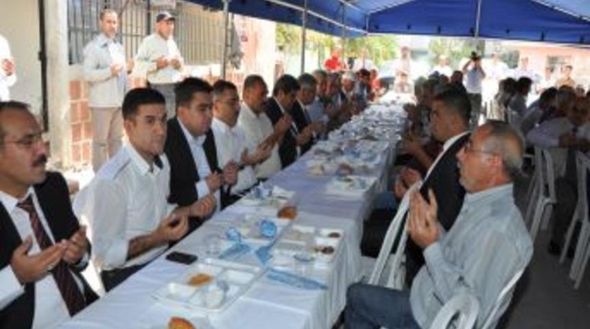 Başkan &Ccedil;elikcan yol &ccedil;alışması yapan iş&ccedil;ilerle yemek yedi