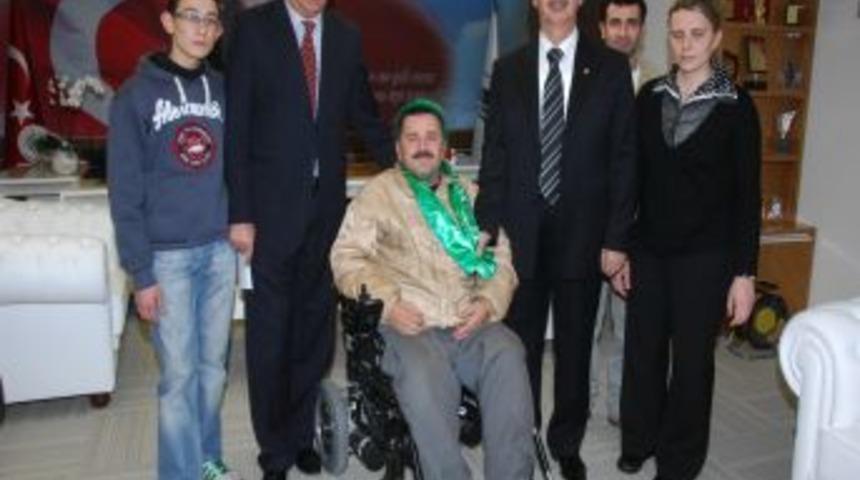 Şişe kapakları engelli i&ccedil;in sandalye oldu