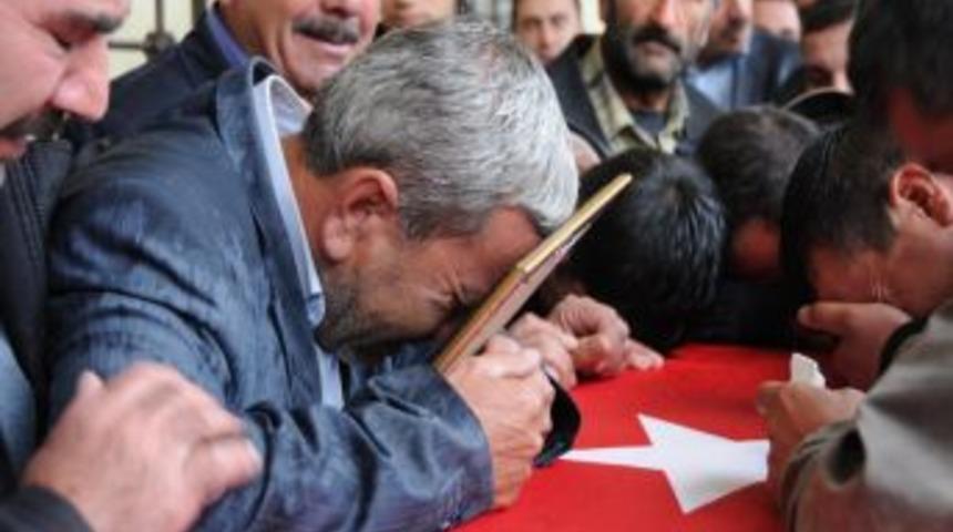 Şehit cenazesi K&uuml;rt&ccedil;e ağıtlarla toprağa verildi