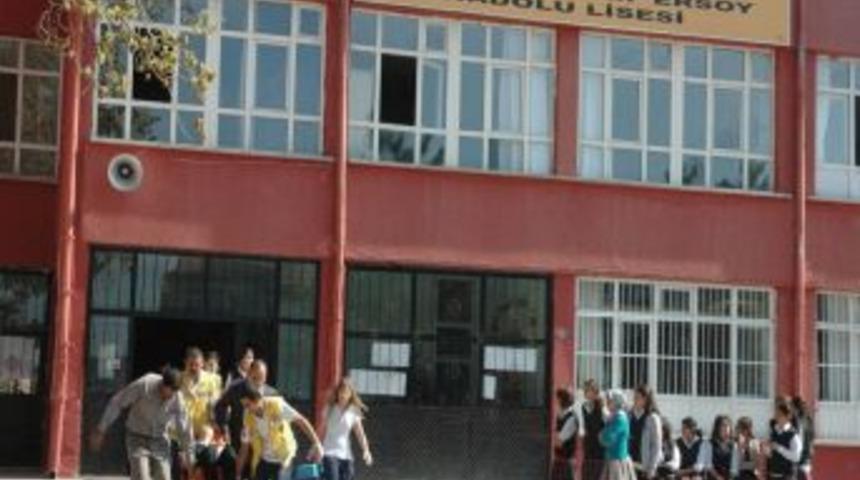 Derste aynı sırada oturduğu arkadaşını &ouml;ğretmenin g&ouml;z&uuml; &ouml;n&uuml;nde bı&ccedil;akladı