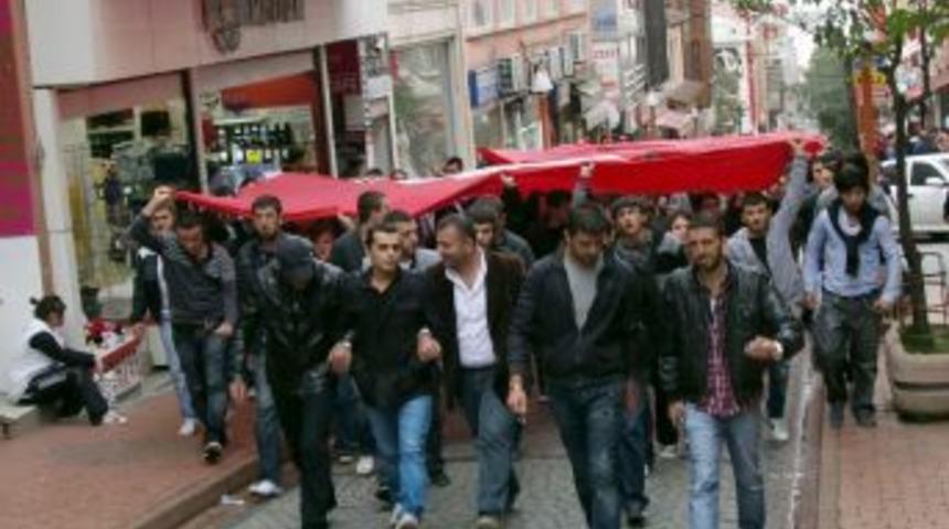 Giresunlu gen&ccedil;ler ter&ouml;r&uuml; protesto etti