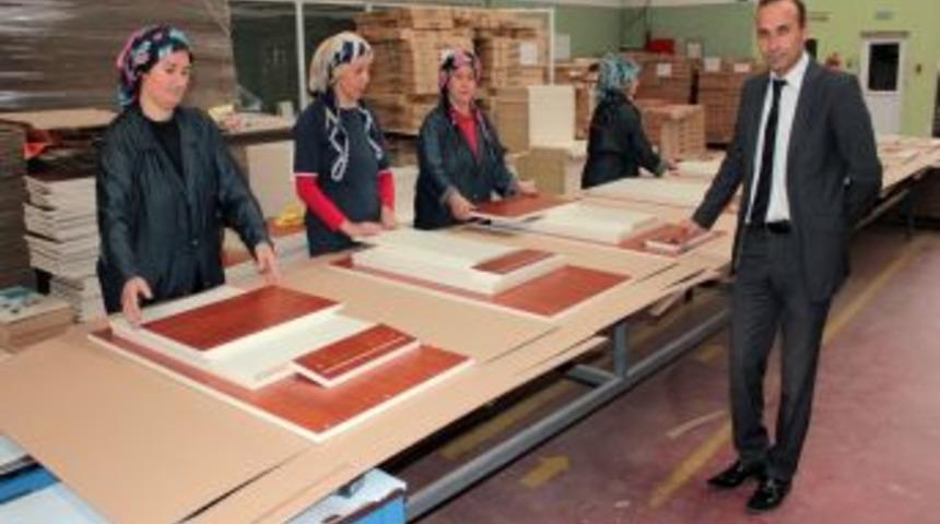 Kadınlar daha titiz diye, paketleme servisinde &ccedil;alışıyor