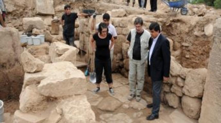 D&uuml;l&uuml;k antik kenti, 9. y&uuml;zyıldan sonra manastırla ticari nokta haline gelmiş