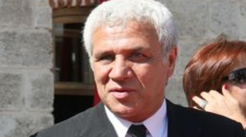 Modacı Faruk Sara&ccedil; piramitleri &ouml;n&uuml;nde Mısır tarihini sergileyecek