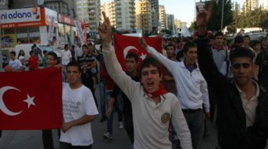 Lise &ouml;ğrencileri şehit askerler i&ccedil;in y&uuml;r&uuml;d&uuml;