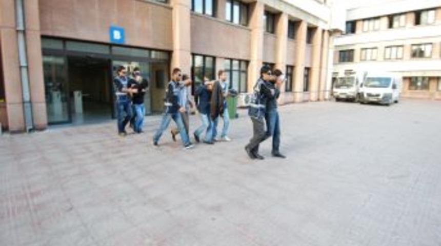 Uyuşturucu buluşması cami avlusunda