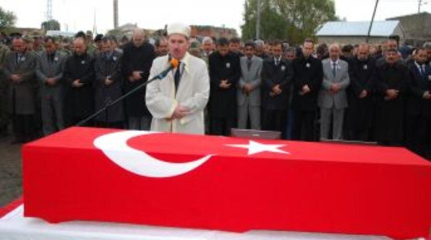 Şehit polis memuru K&uuml;rt&ccedil;e ağıtlarla toprağa verildi