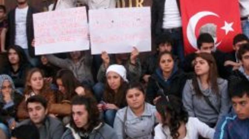 Ter&ouml;r &Ccedil;orlu&rsquo;da sessiz oturuşla protesto edildi.