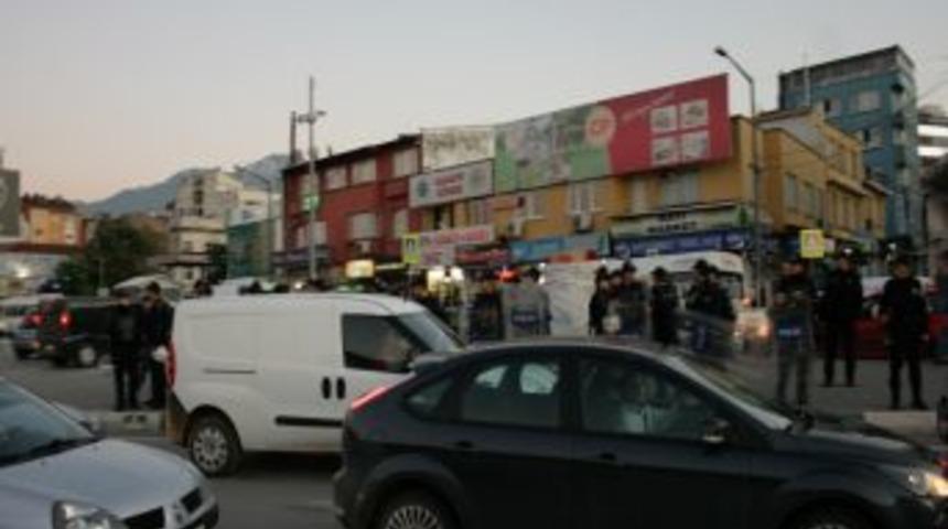 Bursa&rsquo;da BDP il binasına y&uuml;r&uuml;mek isteyen vatandaşları polis &ouml;nledi