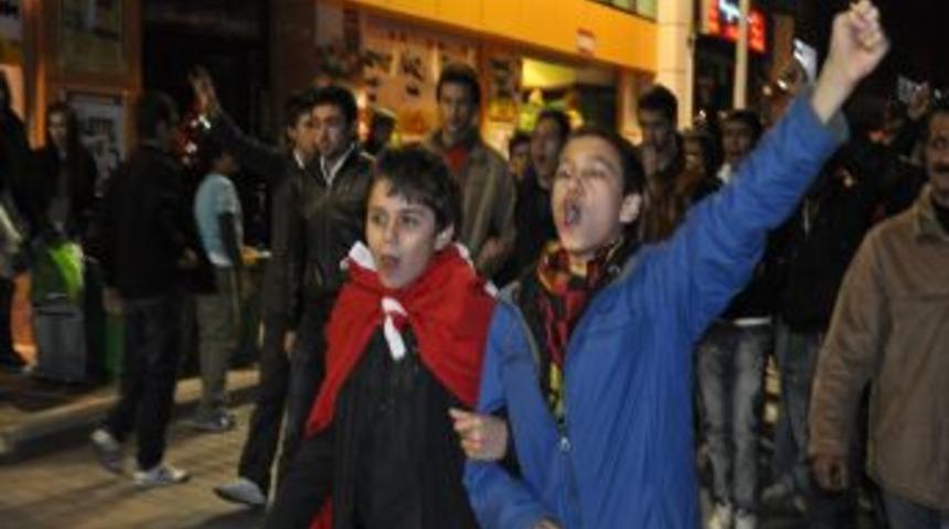 Eskişehir'de ter&ouml;r protestosu BDP binasına taştı