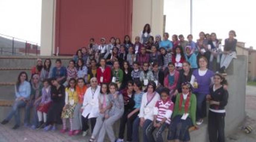 SYDV, KOGAP kapsamında 39 kız çocuğunu giydirdi