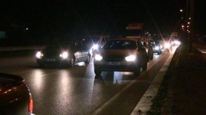 Ter&ouml;r protestosu i&ccedil;in D 100 Karayolunu trafiğe kapattılar.