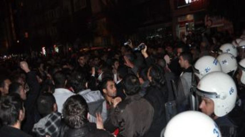 Eskişehir&rsquo;de, BDP bayrağının indirilmesiyle g&ouml;steriler sona erdi