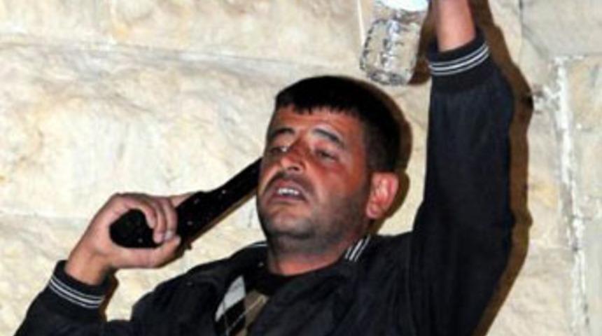 Ter&ouml;re kızdı, kafasına silah dayadı