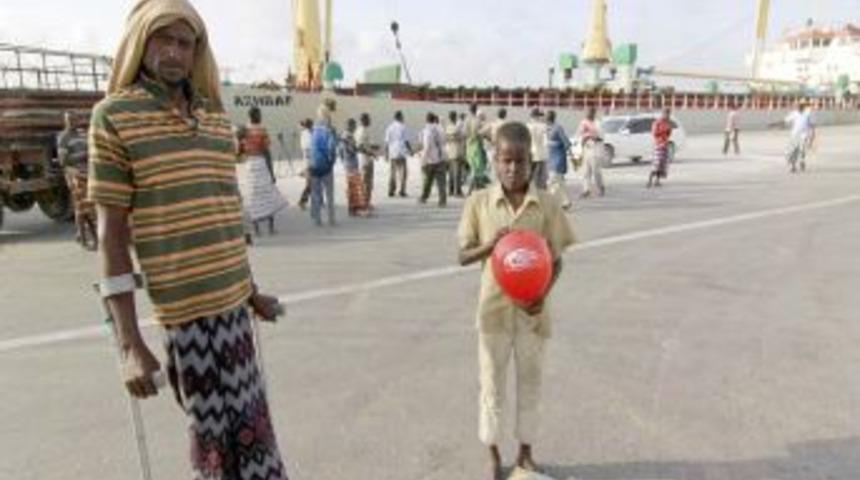 Kimse Yok Mu Derneğinin ilk yardım gemisi Somali&rsquo;ye ulaştı