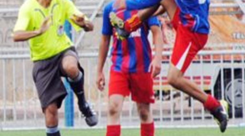 Kırmızı kart g&ouml;ren oyuncudan hakeme u&ccedil;an tekme