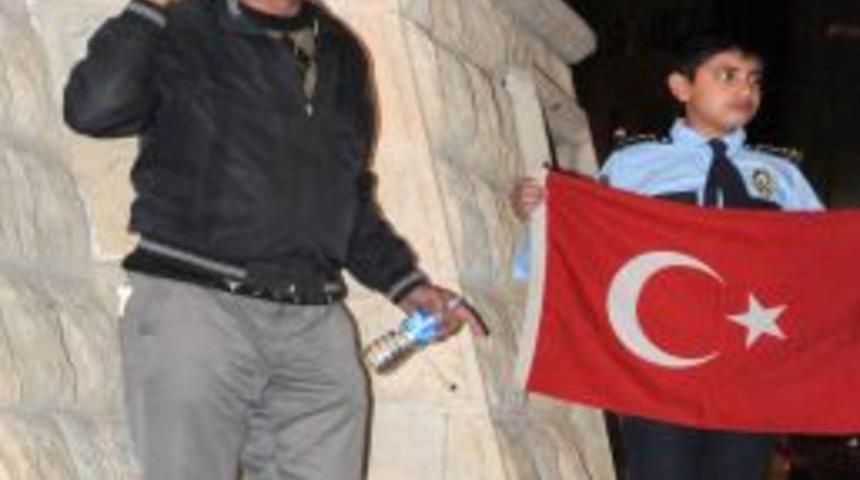 &Ccedil;ocuklarının &ouml;n&uuml;nde silahı kafasına dayayıp ter&ouml;r&uuml; protesto etti