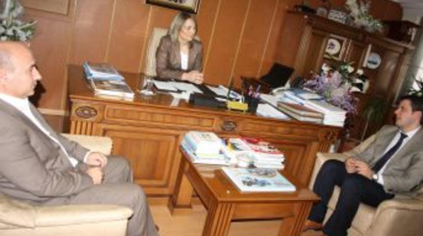 &Ouml;ğrencilere ayakkabı yardımı