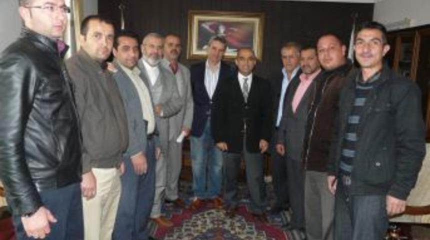 Şehir i&ccedil;indeki birahanelere tepki g&ouml;steren esnaf kaymakamın kapısını &ccedil;aldı