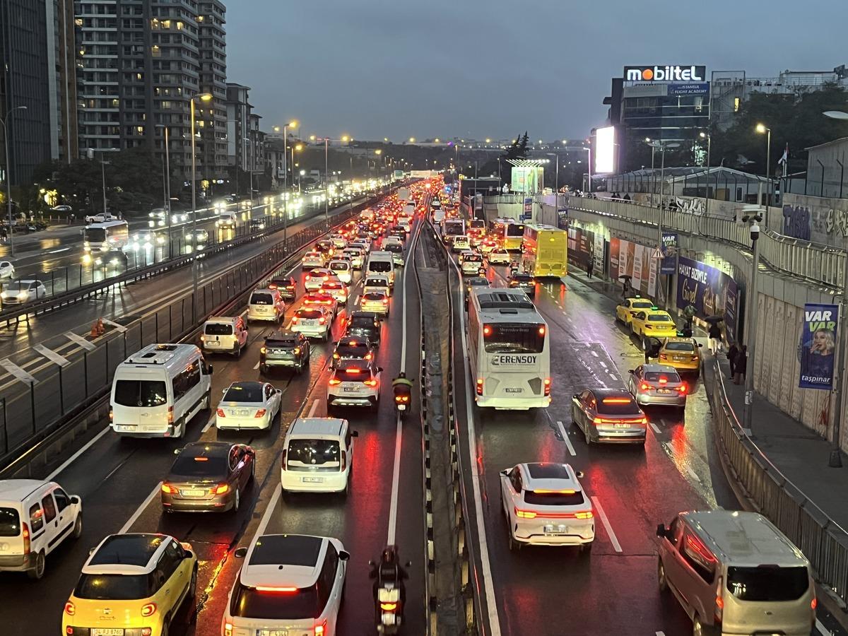 İstanbul da yağmur yağdı, neredeyse hayat durdu! Trafik yoğunluğu yüzde 89 a ulaştı 1