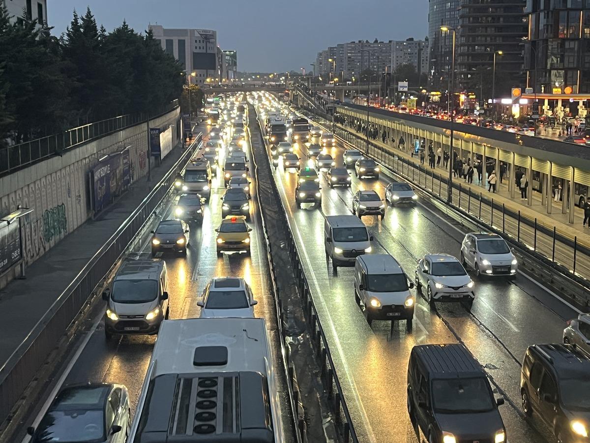 İstanbul da yağmur yağdı, neredeyse hayat durdu! Trafik yoğunluğu yüzde 89 a ulaştı 2