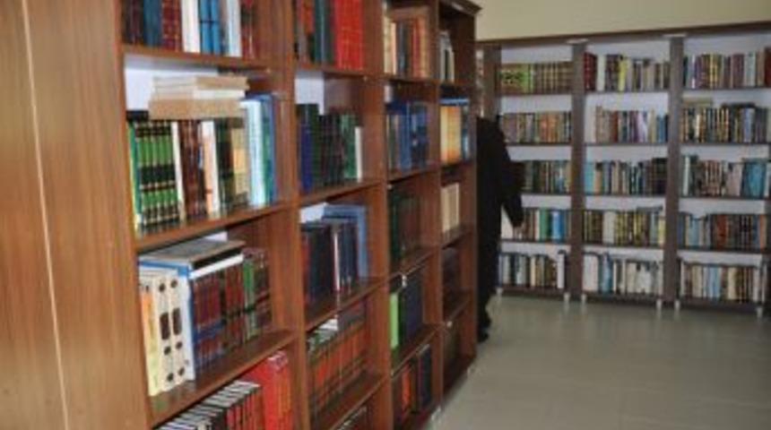 &Ouml;ğretim &uuml;yesinden &uuml;niversiteye 10 bin kitap bağışı